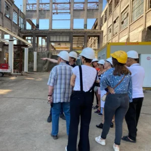 groupe de citoyens sur un chantier urbain